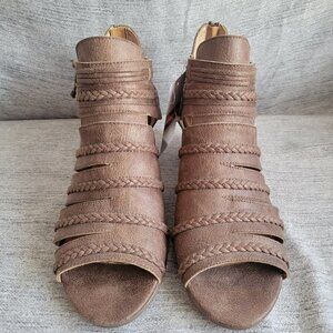 NWOT Not Rated - Cullie Open Toe Chunky Wooden Heel Sandal